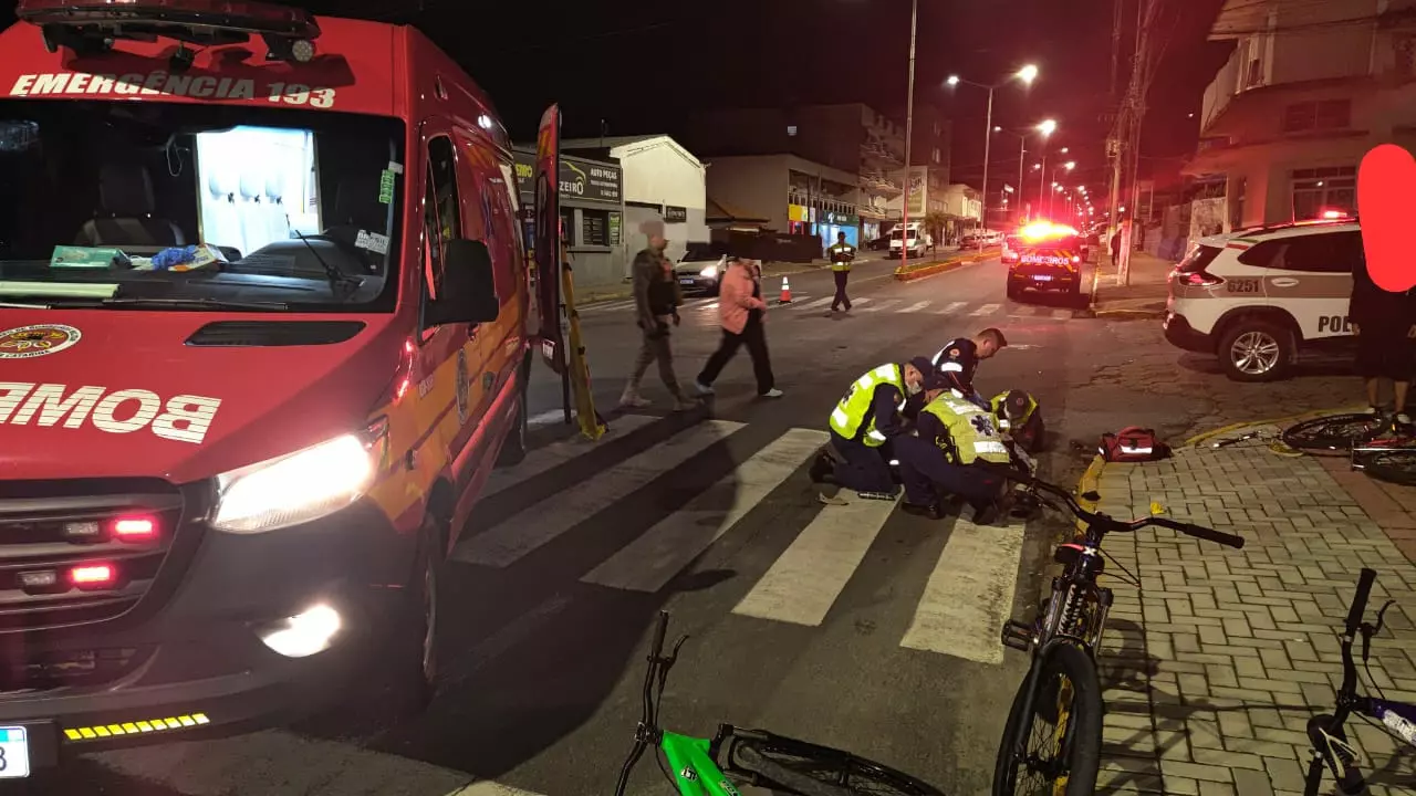 Atropelamento entre bicicleta e carro deixa dois jovens feridos